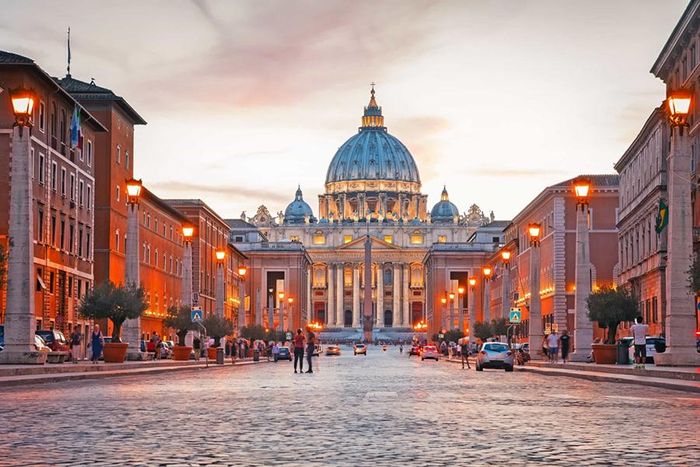Vatican có thể coi là quốc gia nhỏ nhất thế giới cũng như thành phố nhỏ nhất thế giới. Đóng vai trò trụ sở chính của Giáo hội Công giáo La Mã, thành phố rộng 0,44 km2, là nơi ở của Giáo hoàng cùng khoảng 800 cư dân khác.