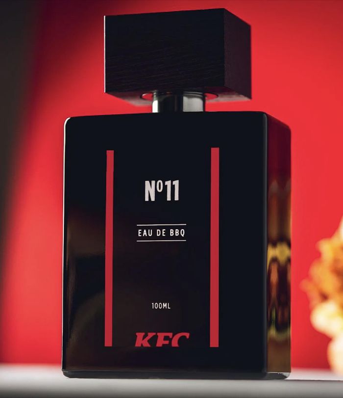  Dòng nước hoa mang tên No 11 Eau de BBQ gây chú ý nhờ hương gỗ và than củi, gợi liên tưởng đến một bữa tiệc BBQ cổ điển, được nhà phê bình đánh giá cao. Ảnh: KFC. 