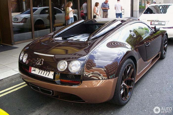 Bugatti Veyron 16.4 Grand Sport Vitesse Rembrandt Bugatti mang phần thân vỏ bằng sợi carbon màu nâu tương tự các tác phẩm của ông. Chiếc xe được giới thiệu lần đầu tại Geneva Motor Show 2014. 