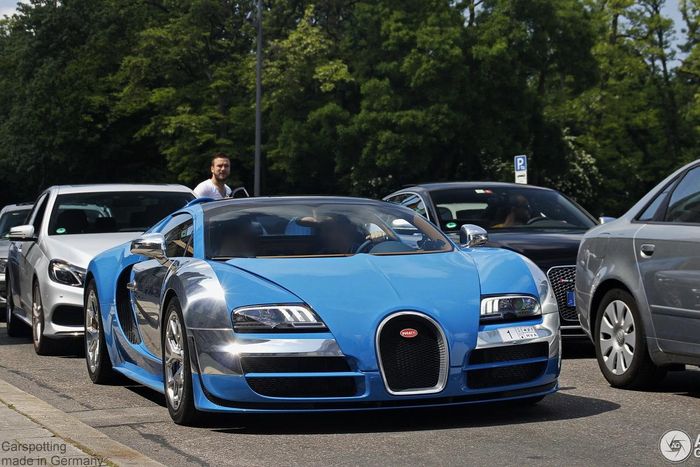  Bugatti Veyron 16.4 Grand Sport Vitesse Meo Costantini là chiếc thứ 3 thuộc bộ sưu tập, sau phiên bản Jean Bugatti ra mắt vào tháng 9/2013. Biến thể "Meo Costantini" được giới thiệu tại Dubai vào tháng 11/2013. 