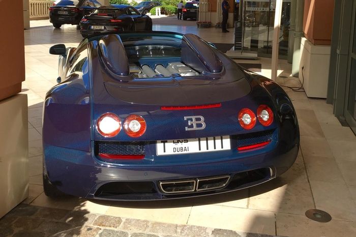  Ngoại thất của phiên bản này được lấy cảm hứng từ chính chiếc Bugatti Type 57G Tank mà Jean-Pierre Wimille cầm lái tại chặng đua năm 1937. 
