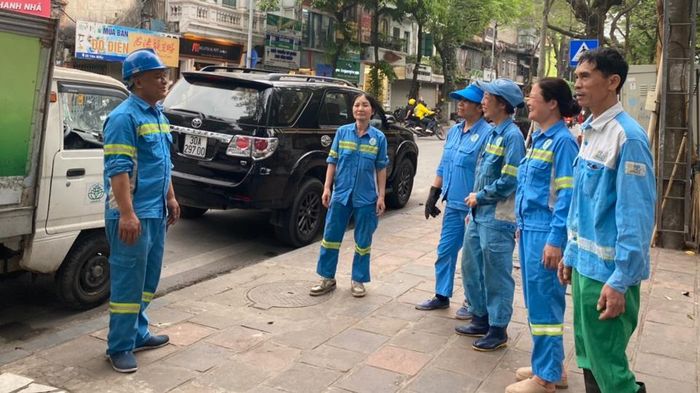 Anh Đỗ Tiến Thuần trao đổi với các công nhân trong tổ.