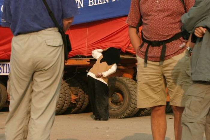 Mẹ tôi tò mò xem những thớt tượng Chiến sĩ Điện Biên vừa tập kết, phía trước là các du khách Pháp, tháng 3/2004