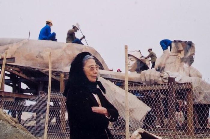 Mẹ tôi trên công trường xây dựng tượng đài Chiến sĩ Điện Biên, tháng 3/2004