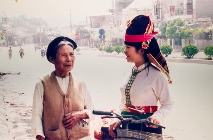 Mẹ tôi trò chuyện với một cô gái Thái đen trên đường phố Điện Biên