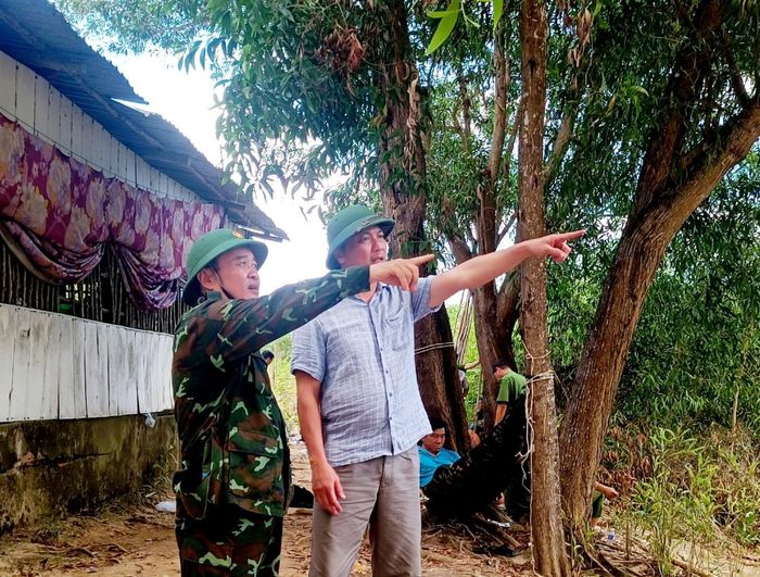 Chủ tịch UBND tỉnh Kiên Giang Lâm Minh Thành chỉ đạo tại hiện trường vụ cháy rừng phòng hộ ấp T4, xã Vĩnh Phú, huyện Giang Thành, ngày 28/4.