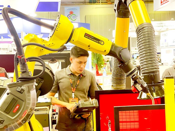Những cánh tay robot đang dần thay thế sức lao động con người tại các nhà máy. Ảnh: HOÀNG HÙNG