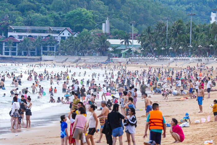 Người dân, du khách đổ xô ra biển Quy Nhơn để "giải nhiệt"