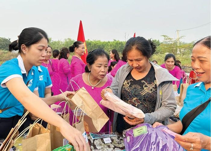  Tặng quà cho phụ nữ nghèo từ các nguồn quỹ của mô hình “Biến rác thành tiền”...