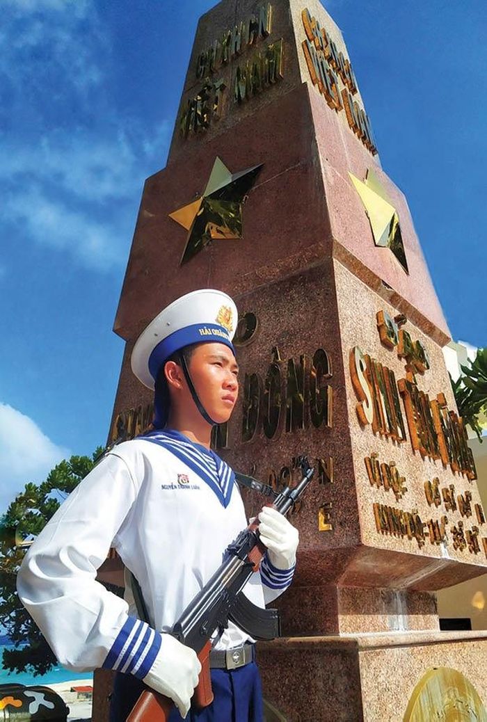 Chắc tay súng bên cột mốc chủ quyền. Ảnh: Hoàng Nguyên