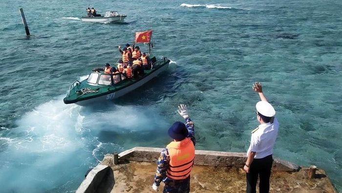 Giây phút bịn rịn chia tay giữa biển trời của Tổ quốc. Ảnh: Hoàng Nguyên