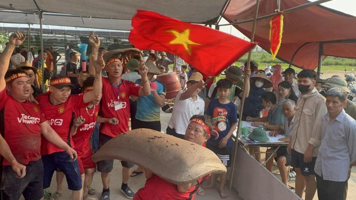 Mỗi quả pháo gieo xuống đều nhận được sự cổ vũ, hò reo của đông đảo người xem.