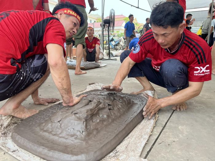 Nặn pháo, gieo pháo là sự kết hợp tài tình của một tập thể đoàn kết.