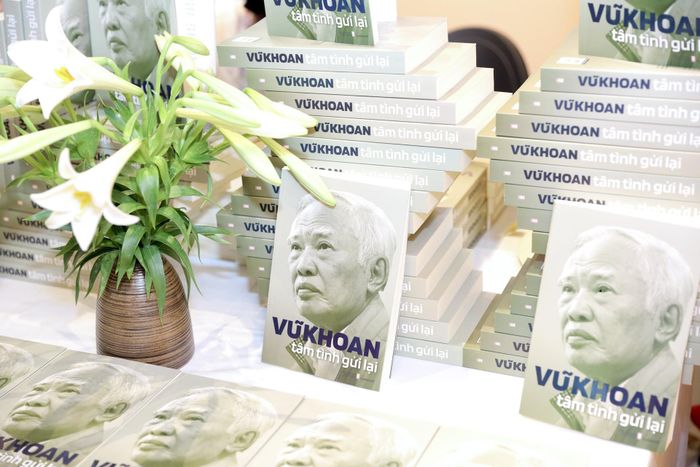 Cuốn sách “Vũ Khoan: Tâm tình gửi lại” do NXB Hội Nhà văn và Công ty sách Liên Việt ấn hành.
