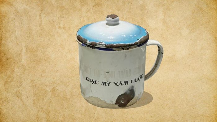  Ca sắt của ông Phạm Dân, Trưởng ban Tuyên huấn khu Sài Gòn - Gia Định năm 1960 (hiện vật Bảo tàng Thành phố Hồ Chí Minh). 
