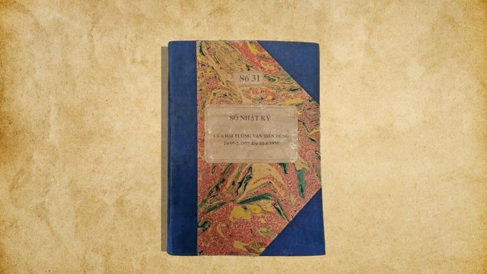  Sổ nhật ký của Đại tướng Văn Tiến Dũng năm 1975 (hiện vật Bảo tàng Chiến dịch Hồ Chí Minh). 
