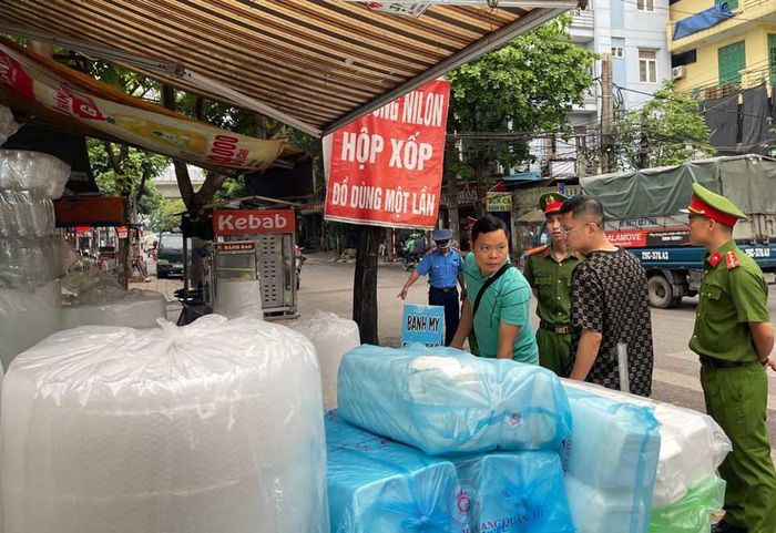 Đoàn liên ngành kiểm tra các hộ kinh doanh ở địa bàn phường La Khê lấn chiếm vỉa hè làm nơi kinh doanh.