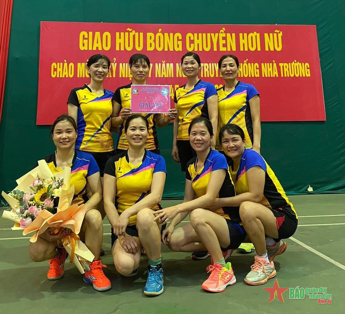 Thiếu tá Nguyễn Thị Giang (ngồi thứ hai, từ trái sang) trong một lần giao lưu thể thao tại trường. Ảnh do nhân vật cung cấp