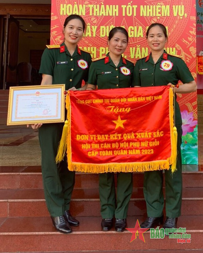 Thiếu tá Nguyễn Thị Giang (ngoài cùng, bên phải) tại Hội thi Cán bộ Hội Phụ nữ giỏi cấp toàn quân năm 2023. 