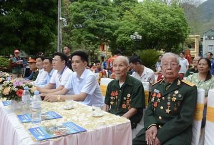 Cựu chiến binh Trần Hùng (ngoài cùng, bên phải) tham dự trao giải chặng 2.