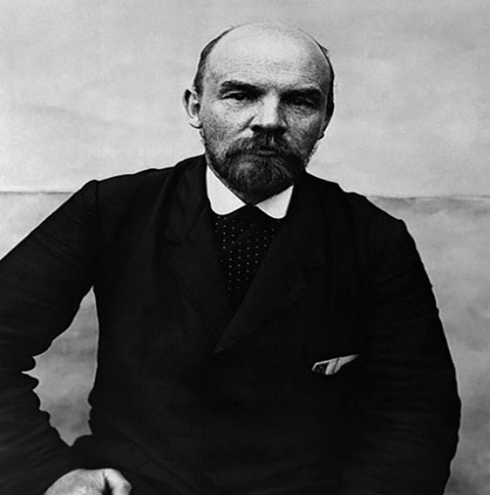 Lenin tốt nghiệp bậc trung học đạt loại xuất sắc và được tuyển thẳng vào Trường Đại học Tổng hợp Kazan, học Khoa Luật, vào năm 1887. Tuy nhiên, vì tham gia tuyên truyền cách mạng trong sinh viên, ông bị đuổi học.