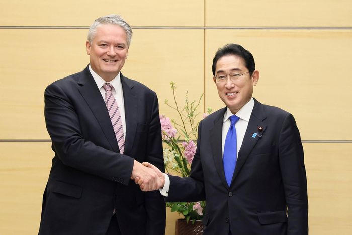 Thủ tướng Fumio Kishida gặp Tổng thư ký OECD Mathias Cormann (trái), tại Paris, ngày 2/5. (Nguồn: the Japan Times)
