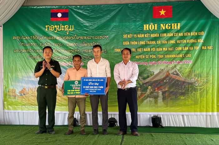 Đại diện Ban Chỉ huy Đồn Biên phòng Thuận và lãnh đạo xã Tân Long tặng quà cho các gia đình có hoàn cảnh khó khăn trên địa bàn. Ảnh: Phước Trung