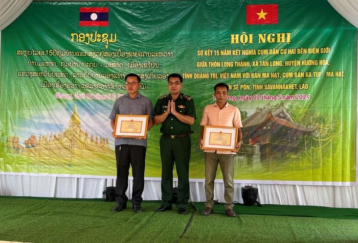 Trung tá Hồ Phú Vinh, Phó Chính ủy BĐBP Quảng Trị trao tặng giấy khen cho tập thể và cá nhân bản Ma Hạt, cụm bản Ka Túp - Ma Hạt. Ảnh: Phước Trung