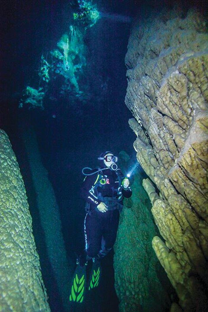 Lặn giữa các măng đá cao nhất thế giới trong hang Abismo Anhumas, Brazil 