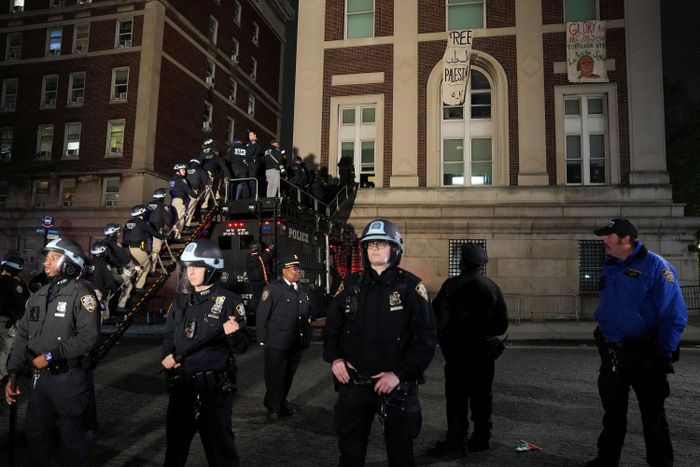 Cảnh sát New York làm nhiệm vụ trong khuôn viên Đại học Columbia. Ảnh: Reuters