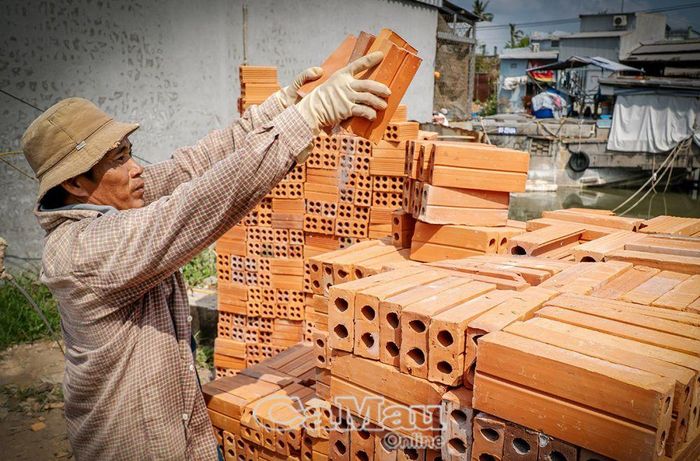 Anh Trương Thanh Mộng, Phường 6, TP Cà Mau, thu nhập khoảng 500 ngàn đồng/ngày từ bãi gạch này.