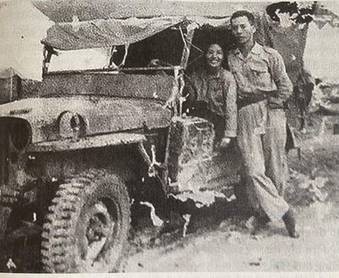 Đại đoàn phó 308 Cao Văn Khánh và vợ Ngọc Toản chụp tại Điện Biên Phủ tháng 5/1954