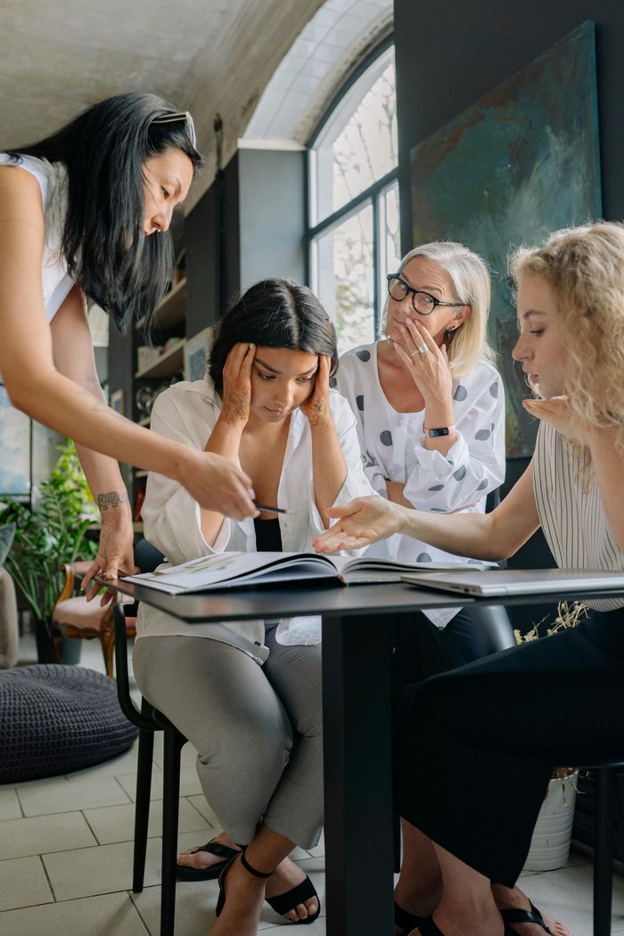 Cắt giảm chi phí hoạt động là nguyên nhân khiến các doanh nghiệp ngừng tuyển dụng lao động trình độ cao. Ảnh minh họa: Yan Krukau/Pexels.