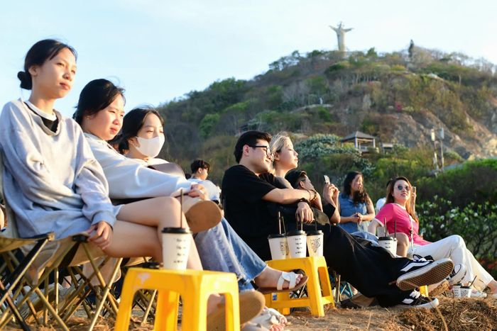  Du khách ngắm bình minh tại bãi biển Vũng Tàu ngày 1/5. Ảnh: Linh Huỳnh.