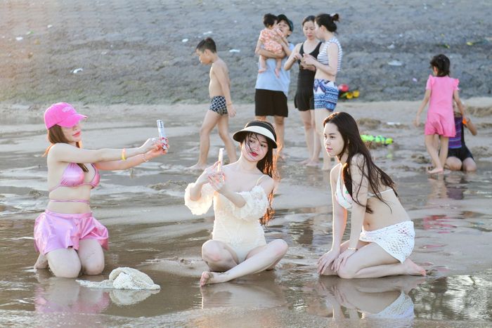  Du khách tắm biển Phan Thiết chiều 27/4. Ảnh: Linh Huỳnh.