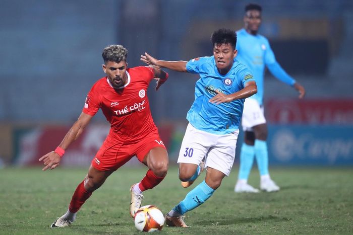Khánh Hòa (phải) là một trong những đội bóng đang gặp nhiều khó khăn nhất V-League hiện nay. Ảnh: Kim Như