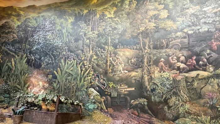 Tái hiện hình ảnh bộ đội kéo pháo vào mặt trận Điện Biên Phủ trong bức tranh panorama tại Bảo tàng Chiến thắng lịch sử Điện Biên Phủ.