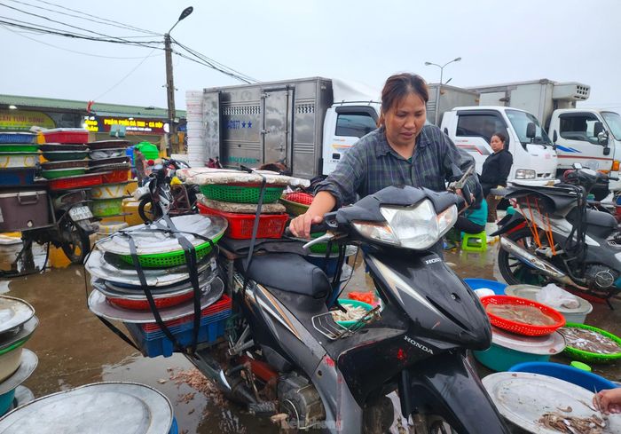 Sau khi mua được đầy chiếc xe, bà Đỗ Thị Hồng (50 tuổi, trú phường Nghi Thủy) lại gói ghém cẩn thận lên chiếc xe máy rồi mang đi các chợ lớn trên địa bàn như huyện Nghi Lộc, thành phố Vinh để bán.