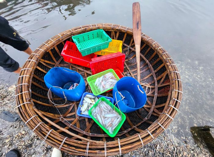 Không chỉ những tàu thuyền lớn, nhiều ngư dân đi thuyền thúng câu mực, cá cũng đưa về bến để bán cho các tiểu thương sau một đêm ra khơi đánh bắt.