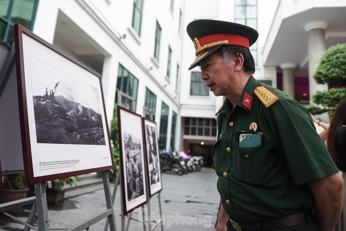 "70 năm đã qua, đây là những hình ảnh sống động nhất ghi lại cuộc chiến đấu hào hùng của quân và dân ta để làm lên một chiến thắng Điện Biên lừng lẫy năm châu, chấn động địa cầu. Mỗi lần nhắc lại chiến thắng Điện Biên Phủ, chúng ta phải nhìn lại những tấm ảnh mà chỉ diễn ra đúng một lần, khoảnh khắc không bao giờ lập lại. Thế hệ trẻ ngày nay ngắm những bức ảnh thấy được sự hy sinh của cha ông đi trước để có được Việt Nam như hôm nay", ông Nguyễn Thành Hữu chia sẻ.