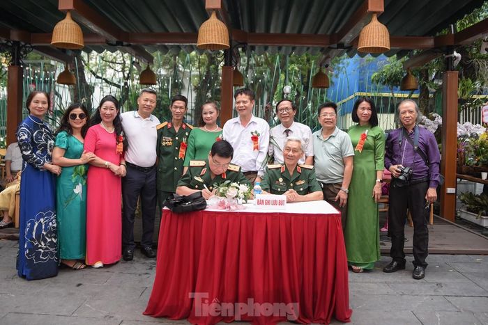 Gia đình, người thân và bạn bè của cố nghệ sĩ nhiếp ảnh Triệu Đại có mặt tại buổi triển lãm.