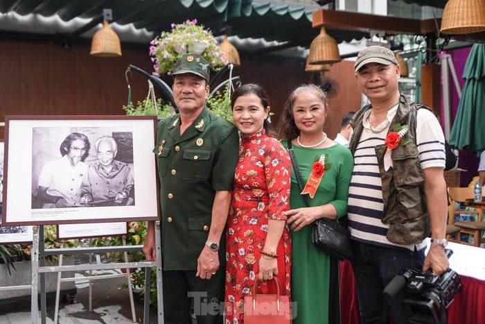 Cô Triệu Ngọc Nga (áo xanh) - con gái cố Nghệ sĩ nhiếp ảnh Triệu Đại - chia sẻ: "Gia đình tôi rất tự hào và xúc động khi những bức ảnh của cha tôi được công bố trước công chúng, đặc biệt vào đúng dịp chuẩn bị đến kỷ niệm 70 năm chiến thắng Chiến dịch Điện Biên Phủ. Tại triển lãm này, chúng tôi lựa ra được 70 tấm ảnh là những khoảnh khắc từ lúc bắt đầu chiến dịch đến khi kết thúc".