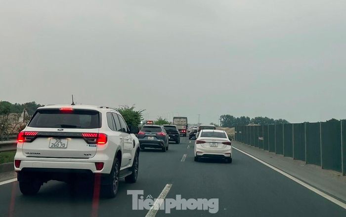 Cửa ngõ cao tốc Hà Nội ùn ứ vào thời điểm đầu, cuối kỳ nghỉ lễ. Ảnh: Anh Trọng.