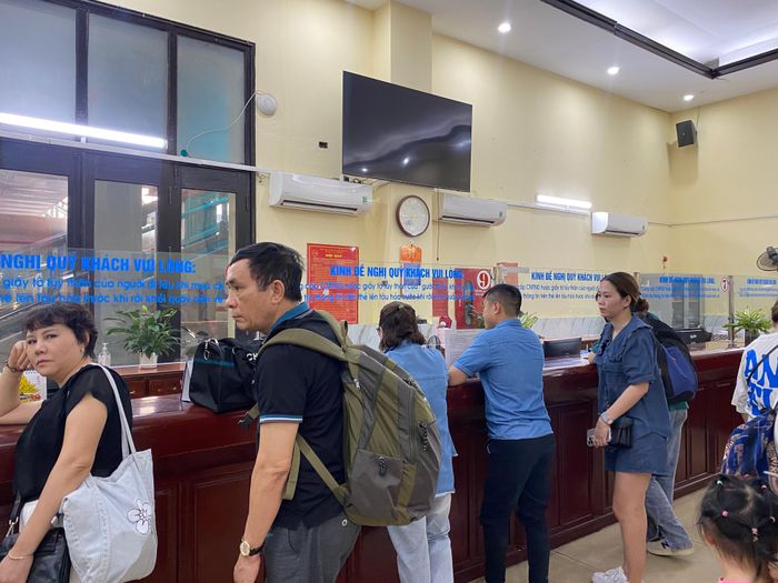 Du khách tấp nập mua vé tàu tại ga Hà Nội trong dịp nghỉ lễ. Ảnh: Trần An.