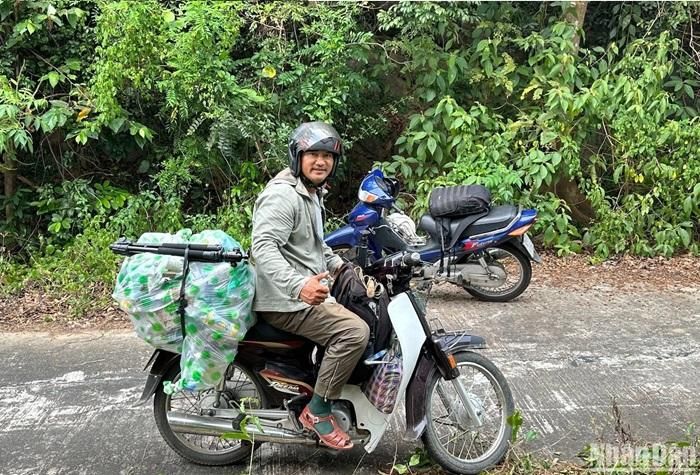 Và lên với Sơn Trà, hãy để lại những dấu chân, ghi lại những bức ảnh đẹp và cùng chung tay bảo vệ môi trường. Trong ảnh là anh Đào Đặng Công Trung, đại sứ môi trường biển. Anh lên núi Sơn Trà và mang về một túi ni lông toàn vỏ chai nhựa, rác thải...bị du khách bỏ lại - Ảnh: Anh Đào