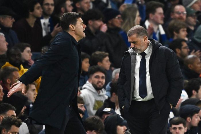 HLV Postecoglou bất lực ngoài đường biên