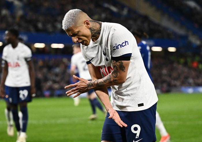 Qua giờ giải lao, Tottenham tấn công mạnh mẽ nhưng các chân sút dứt điểm thiếu độ bén