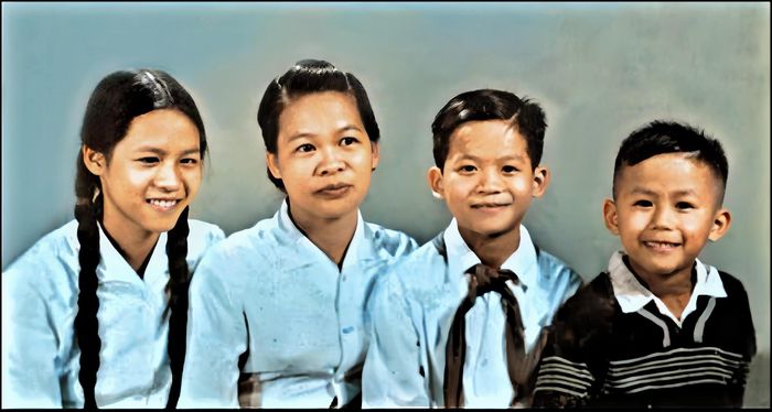 Trước lúc mẹ trở về Nam hoạt động năm 1964 (Lê Kiên Thành, thứ 3 từ trái sang).