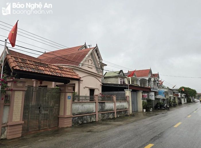  Nhà dân ở Quỳnh Đôi được gắn biển số nhà. Đây là xã đầu tiên ở Nghệ An làm việc này, giúp việc phạt nguội chó thả rông dễ dàng hơn. Ảnh: Tiến Hùng 