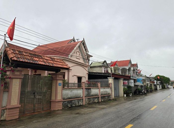  Nhà dân ở Quỳnh Đôi được gắn biển số nhà. Đây là xã đầu tiên ở Nghệ An làm việc này, giúp việc phạt nguội chó thả rông dễ dàng hơn. Ảnh: Tiến Hùng 